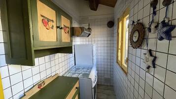 Kühlschrank, Ofen, Herdplatte, Wasserkocher