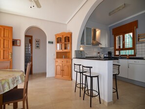 Réfrigérateur, micro-ondes, plaque de cuisson, chaise haute