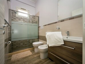 Shower, hair dryer, bidet, towels - Belvilla by OYO Mari e Monti 4 (Castellammare del Golfo)