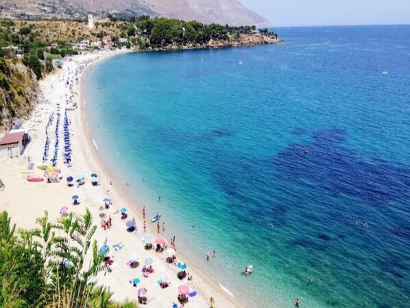 Una playa cerca