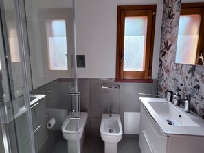Regadera, secadora de cabello, bidet 