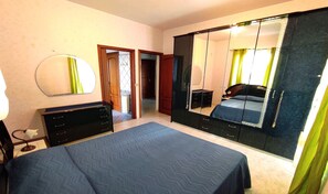 6 slaapkamers, een strijkplank/strijkijzer, wifi