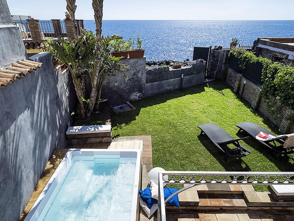 Outdoor spa tub - Holiday Home in Acireale by the Seafront (Acireale)