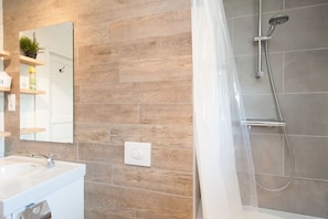 Combined shower/bathtub