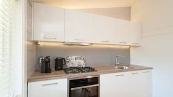 Een koelkast, een magnetron, een kookplaat, een vaatwasser