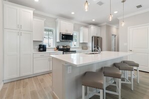 Kjøleskap, mikrobølgeovn, ovn og kokeplater