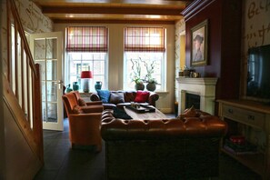 Smart TV, fireplace, DVD player, stereo - Luxury VOC Stay w/ Views (Enkhuizen)