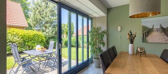 Villa i Friesland med hage ved vannet