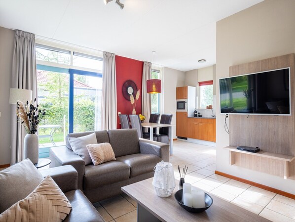 TV - Villa by the Water with Private Jetty (Andijk)
