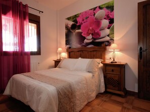 6 bedrooms, WiFi - Family Villa with Terrace (Sayalonga)