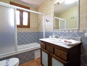 Shower, jetted bath, bidet - Family Villa with Terrace (Sayalonga)