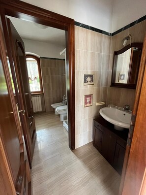 Doccia, vasca idromassaggio, asciugacapelli, bidet