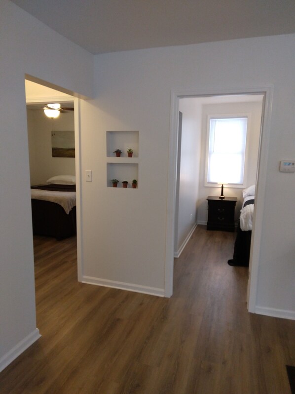 3 عدّة غرف نوم وخدمة الإنترنت وملاءات أسرّة