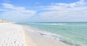 Sun loungers, beach towels - Sunset Haven - Terrace at Pelican Beach Resort (Destin)