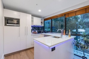 Cookware/dishes/utensils - Viaduct Royale - Quays (Auckland)