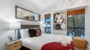 2 bedrooms, desk, iron/ironing board, WiFi