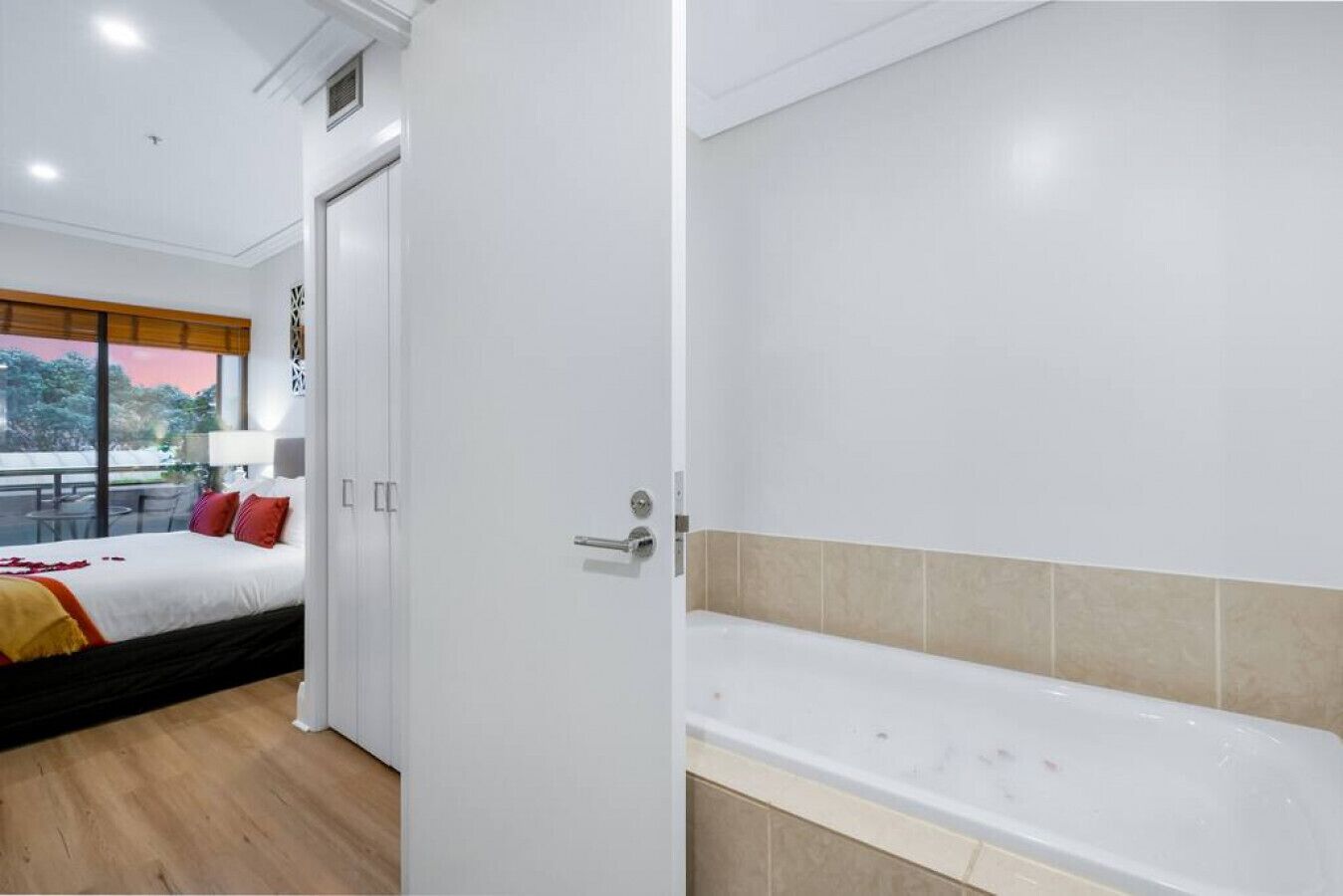 2 slaapkamers, een bureau, een strijkplank/strijkijzer, wifi