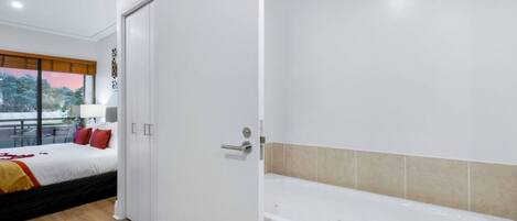 2 Schlafzimmer, Schreibtisch, Bügeleisen/Bügelbrett, WLAN