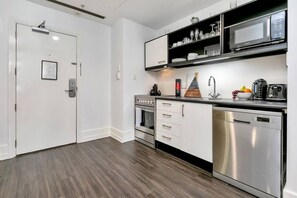 Cookware/dishes/utensils