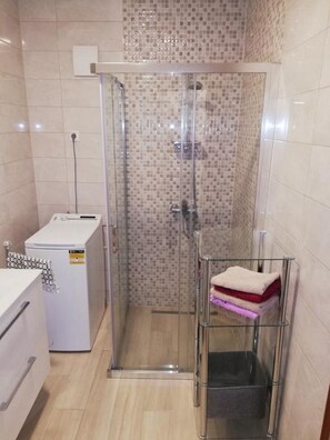 Een douche, een haardroger, handdoeken