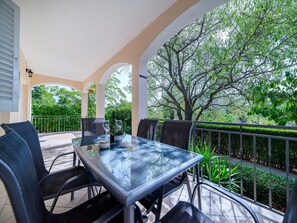 Outdoor dining - Holiday Home Rokoko - Two Bedroom Holiday Home with Swimming Pool (Šibenik)