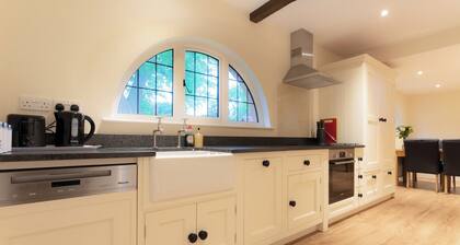 2 Schlafzimmer Unterkunft in Ockham, near Guildford