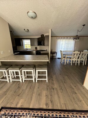 冷蔵庫、電子レンジ、オーブン、コンロ