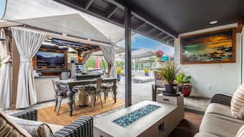TV, fireplace