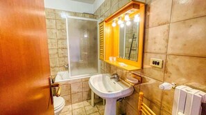 Badewanne, Haartrockner, Toilettenpapier