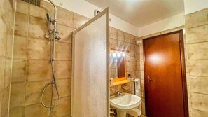 Badewanne, Haartrockner, Toilettenpapier