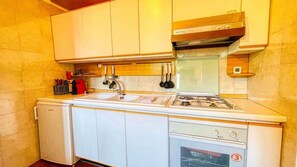 Kühlschrank, Ofen, Wasserkocher mit Kaffee-/Teezubehör