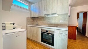 Kühlschrank, Ofen, Geschirrspüler, Wasserkocher mit Kaffee-/Teezubehör