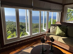 Interior - Private hilltop home located overlooking Roatan’s beautiful Turquoise Reef. (Sandy Bay)