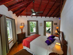 2 bedrooms, free WiFi, bed sheets - Private hilltop home located overlooking Roatan’s beautiful Turquoise Reef. (Sandy Bay)