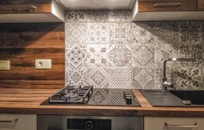 Fridge, oven, stovetop, dishwasher