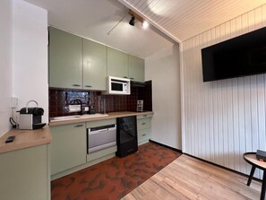 Réfrigérateur, micro-ondes, plaque de cuisson, lave-vaisselle