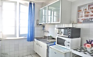 Fridge, microwave, oven, stovetop - ideal for 4-5 people, facing the sea, + Garden, private sheltered outside & pool (Pieve Ligure)