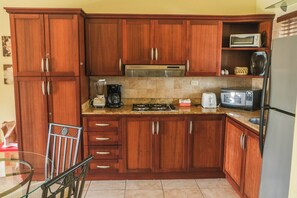 Refrigerador, microondas, parrilla de estufa y cafetera y tetera