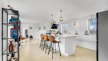 Fridge, microwave, stovetop, dishwasher