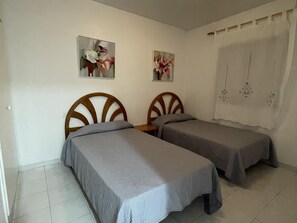 1 soverom og strykejern/-brett