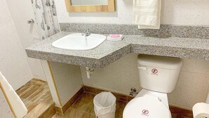 Basic Apartment | Bathroom - Airbnb Urbanor (Guayaquil)