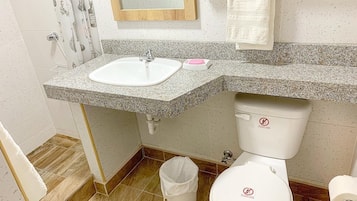 Apartamento básico | Banheiro | Secador de cabelo, toalhas de banho