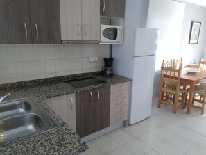 Refrigerador, microondas, horno y cafetera y tetera 