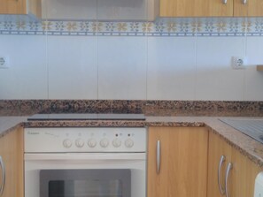 Kjøleskap, mikrobølgeovn, ovn og kaffetrakter/tekoker