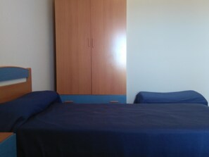 2 bedrooms, iron/ironing board, internet