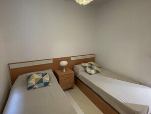 3 habitaciones, tabla de planchar con plancha, internet y ropa de cama 