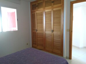 2 Schlafzimmer, Bügeleisen/Bügelbrett