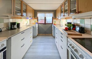 Fridge, microwave, stovetop, cookware/dishes/utensils - 1 bedroom stunning home in Visby (Visby)