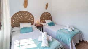 2 habitaciones, tabla de planchar con plancha, cuna de viaje y wifi