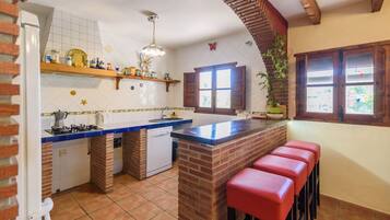 Een koelkast, een magnetron, een oven, een kookplaat